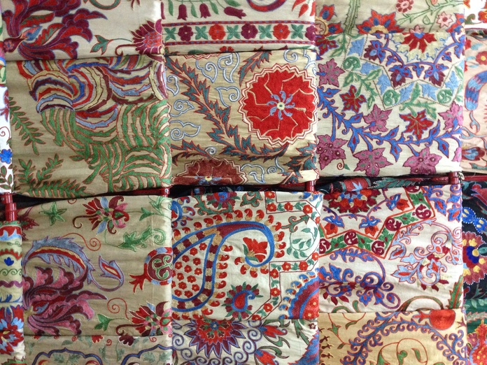 Les broderies colorées appelées « suzanis » sont typiques de l’Ouzbekistan. Photo : PB Les broderies colorées appelées « suzanis » sont typiques de l’Ouzbekistan. Photo : PB
