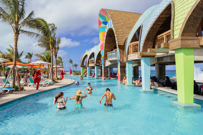 Royal Beach Club Paradise Island : le Floating Flamingo, présenté comme le plus grand bar aquatique avec service swim-up au monde - Photo : Royal Caribbean