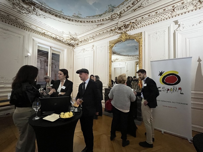 Des échanges nourris dans l'un des salons de l'Office du tourisme espagnol à Paris - Photo : PB Des échanges nourris dans l'un des salons de l'Office du tourisme espagnol à Paris - Photo : PB