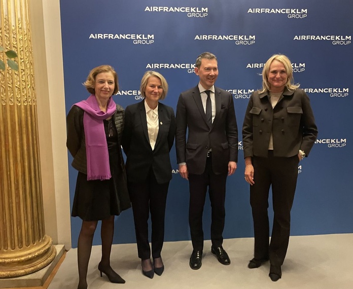 Mercredi 21 janvier à Paris. Autour de Ben Smith et de gauche à droite, Florence Parly, Anne Rigail et Marjan Rintel - Photo : C. Hardin