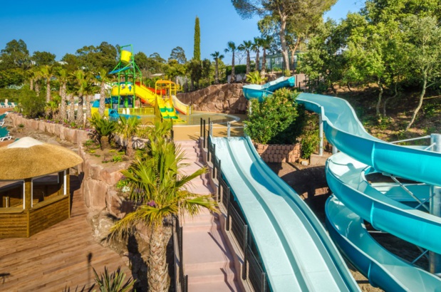 Slide away on multiple slides: a fun aqua playground for kids and two large pentagliss as well as a looping water slide - DR Slide away on multiple slides: a fun aqua playground for kids and two large pentagliss as well as a looping water slide - DR