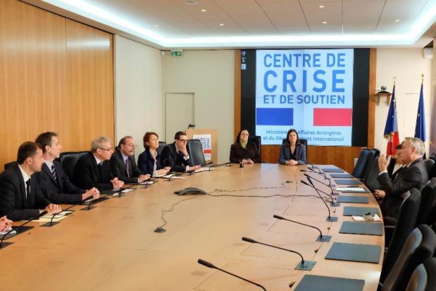 Visite du Centre de crise et de soutien du MAEDI par Jean-Marc Ayrault, ministre des Affaires étrangères et du Développement international : rencontre avec les agents du CDCS (Paris, Quai d'Orsay). 21/03/2016 Presse © Ministère des Affaires étrangères et du Développement international/Frédéric de La Mure