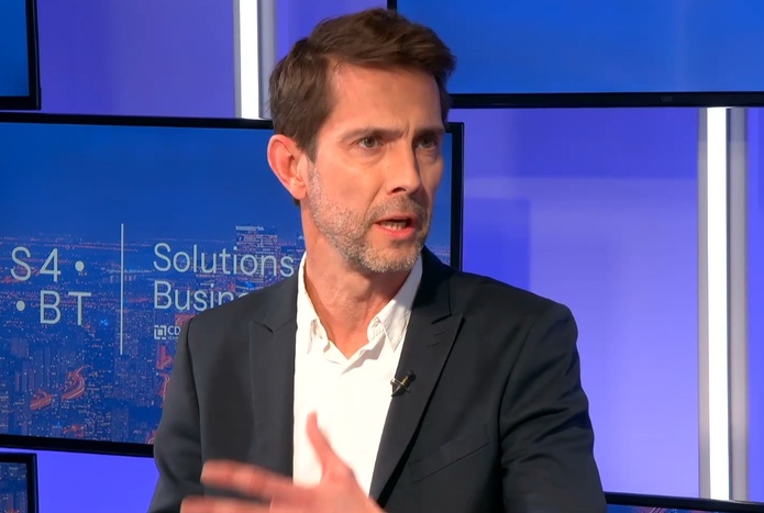 Hervé Kozar sur le plateau du Grand Live du Voyage d'Affaires - Capture écran