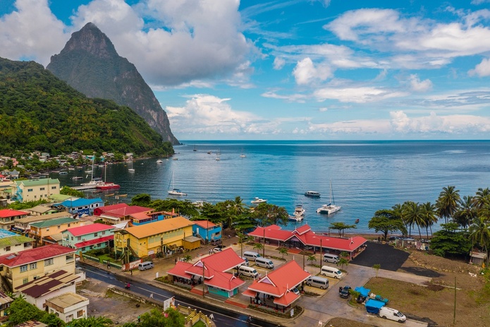 La Soufrière est une escale incontournable à Sainte Lucie, avec son village aux maisons colorées et ses Pitons majestueux qui dominent le paysage. ©SaintLuciaTourismAuthority