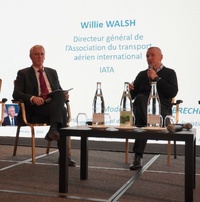 Willie Walsh à droite hier à l'AG du BAR France, interrogé par Didier Brechemier du cabinet Roland Berger.Photo : C.Hardin