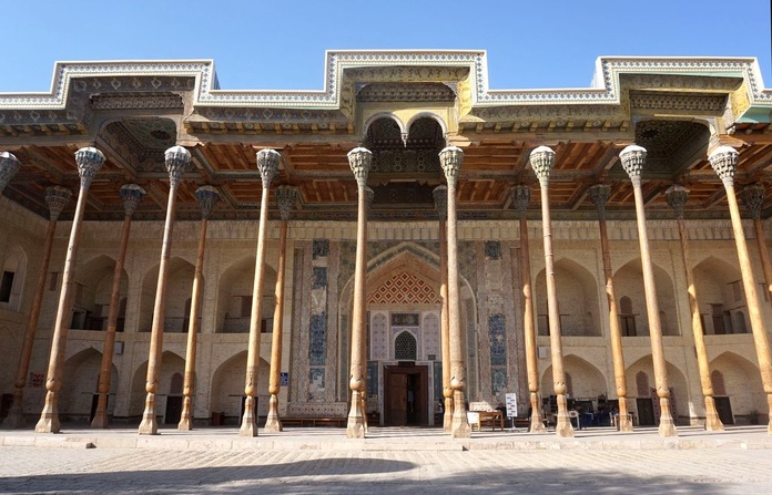 Une élégante architecture de briques de terre et de bois. Ici, un ancien palais - Photo : PB Une élégante architecture de briques de terre et de bois. Ici, un ancien palais - Photo : PB