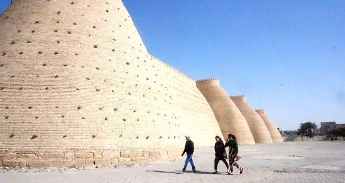 D'épais murs de briques entourent la vieille ville de Khiva - Photo : PB