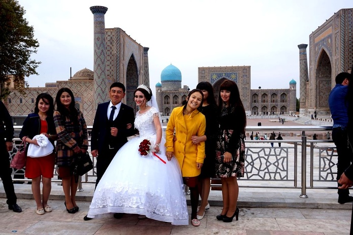 Séance photo à l'issue d'un mariage sur la place du Registan à Samarcande - Photo : PB
