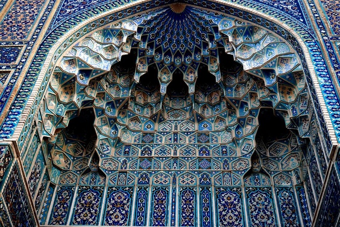 Dans les mosquées et médersas, les décors sont extrêmement travaillés - Photo : PB