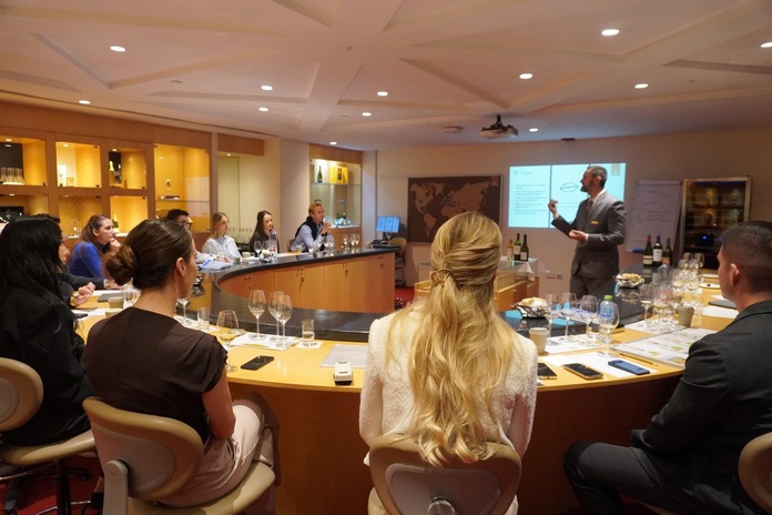 L'art du vin est aussi enseigné durant les formations - Photo : C.Hardin L'art du vin est aussi enseigné durant les formations - Photo : C.Hardin