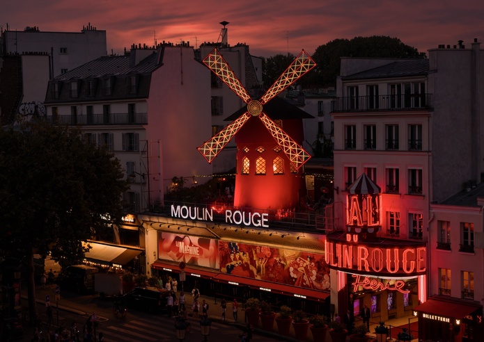 La façade du Moulin rouge, la nuit - Photo : Philippe Wojazer/Moulin Rouge