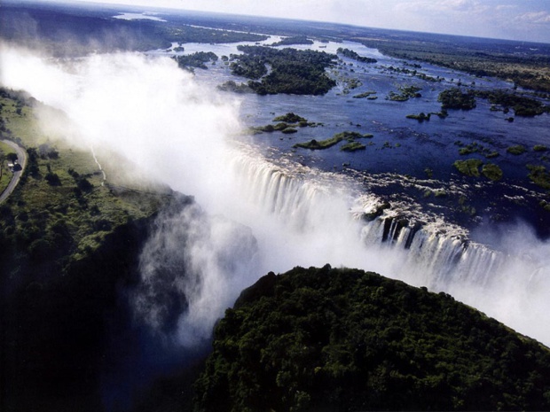 Le pays compte également de nombreuses chutes, mais les Victoria Falls, l'une des 7 merveilles du monde, sont de loin les plus belles et les plus impressionnantes - DR : OT de Zambie Le pays compte également de nombreuses chutes, mais les Victoria Falls, l'une des 7 merveilles du monde, sont de loin les plus belles et les plus impressionnantes - DR : OT de Zambie