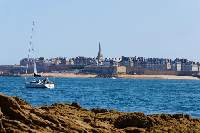 Le Corse et la Bretagne sont les deux régions les plus prisées des touristes selon les Traveller Review Awards 2026 de Booking.com. @depositphotos/ Image de KovalenkovPetr