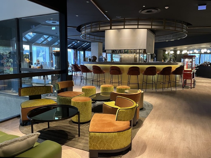 A côté de la réception de l'hôtel Hyatt Centric Reims, en mezzanine, un salon et un bar - Photo : PB