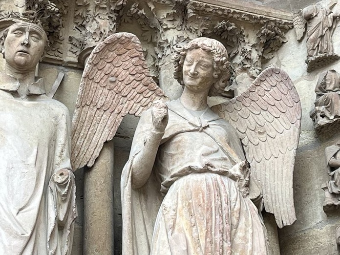 "L'ange au sourire" se trouve à gauche du portail nord de la façade occidentale - Photo : PB