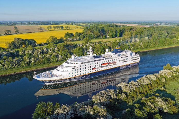MS Hamburg dans le Canal de Kiel (Allemagne) © Plantours