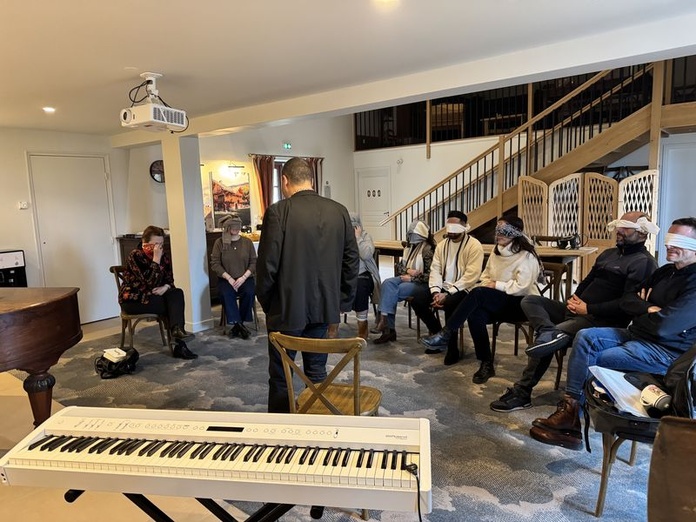 Pendant une séance de team building avec Franck Pruvost (de dos, au centre), une invitation à repérer les signaux faibles, les yeux bandés - Photo : Domaine de Richebourg