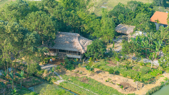 La Van Long House, installée sur le terrain de la famille, au cœur de la réserve naturelle de Van Long. © Easia Travel