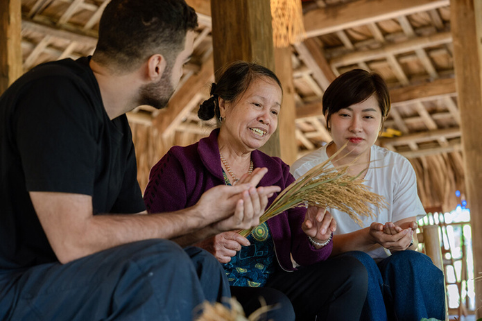 Mme Xoa partage les gestes du quotidien transmis au sein de la famille. © Easia Travel