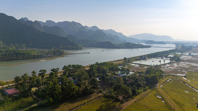 La Van Long House est située au cœur de la réserve naturelle de Van Long, à l’écart des zones les plus fréquentées de Ninh Binh. © Easia Travel La Van Long House est située au cœur de la réserve naturelle de Van Long, à l’écart des zones les plus fréquentées de Ninh Binh. © Easia Travel