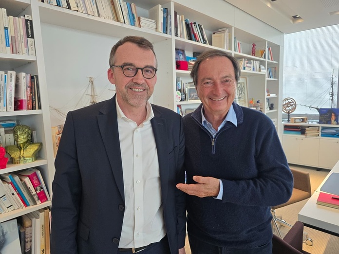 Guirec Le Morvan, à gauche, aux côtés de Michel-Édouard Leclerc, président d’E.Leclerc, au siège du groupe à Ivry-sur-Seine. - Photo CE