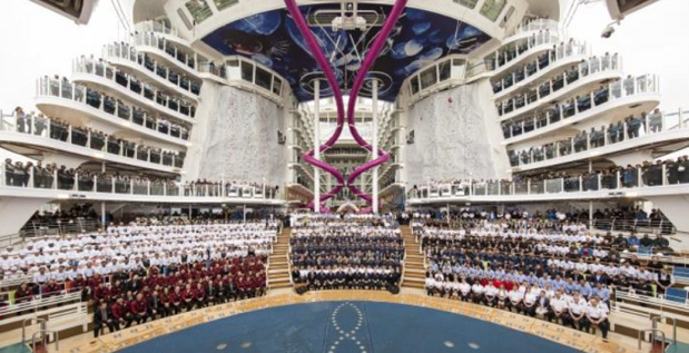 Royal Caribbean a hisser les drapeaux et honoré les membres d'équipage de l'Harmony of the Seas - Photo : Royal Caribbean