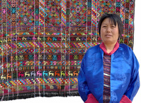 Mme. Yangzom avec un kira traditionnel © DTH Travel Mme. Yangzom avec un kira traditionnel © DTH Travel