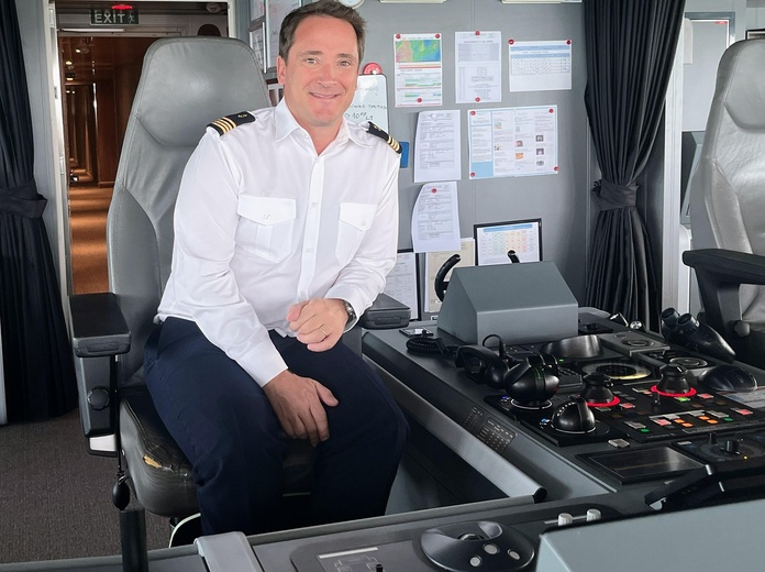 Le commandant apprécie de recevoir les passagers sur son lieu de travail pour échanger @LG Le commandant apprécie de recevoir les passagers sur son lieu de travail pour échanger @LG