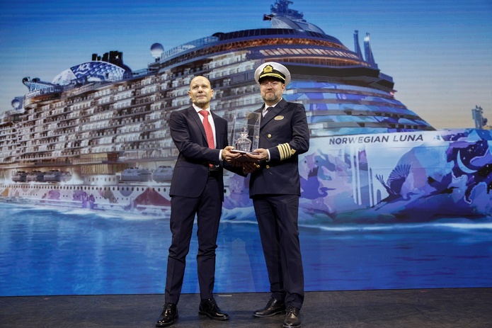 De gauche à droite : Marco Lunardi, Senior Vice President du chantier naval de Marghera chez Fincantieri, et Robert Lundberg, capitaine du Norwegian Luna @© Rocket Aerial LLC-NCL