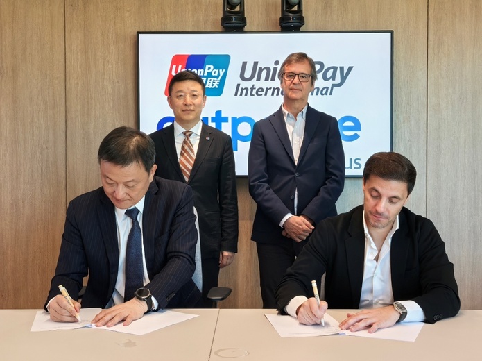 De gauche à droite : Larry Wang, CEO of UnionPay International ; Dong Junfeng, Chairman of China UnionPay and UnionPay International ; Luis Maroto, President and CEO, Amadeus ; Sam Abdou, CEO, Outpayce from Amadeus - Photo : Amadeus