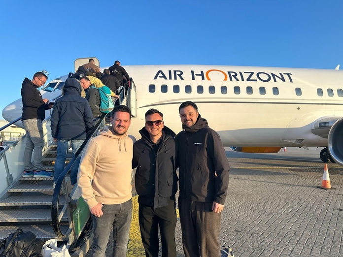 Damien Delarbre à gauche et Jordan Guiboud à droite, devant l'avion qui a amené 170 passagers en Ecosse pour le tournoi des VI Nations au départ de Valence Chabeuil - Photo AMARDI