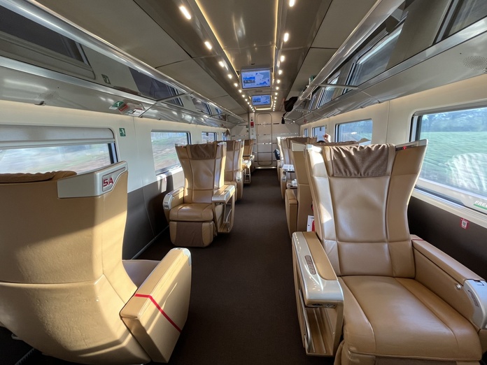 Pour la classe "Executive", une voiture spacieuse et dix sièges hyper-confortables - Photo : PB
