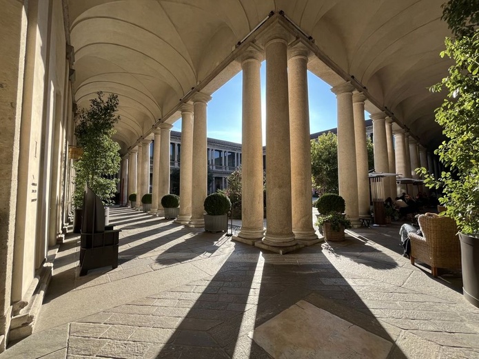 Tout autour de la Place du quadrilatère, une imposante colonnade sous laquelle se cache l'entrée du Portrait Milano - Photo : PB