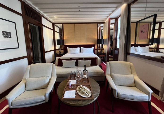 La chambre 302, une bulle d'intimité où dominent le bois de noyer, le rouge, le vert et le crème - Photo : PB