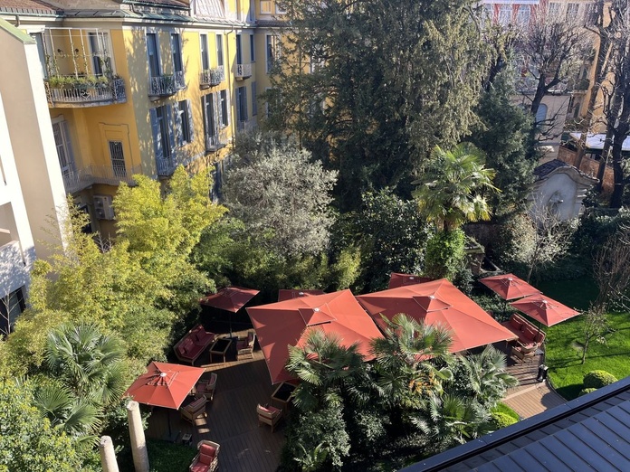 Le jardin du Portrait Milano, un lieu idéal pour l'apéro, pour le petit-déjeuner et pour papoter - Photo : PB