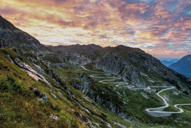 Lever de soleil sur le Massif et la route du Saint Gothard. Le tunnel de base, le plus long du monde - sera opérationnel fin 2016. Crédit Switzerland Tourism.