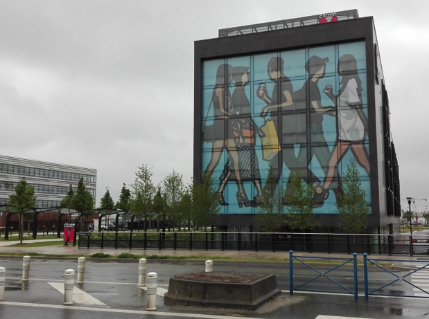 The Citizen M of Paris CDG is an imposing rectangular building - Photo : P.C.