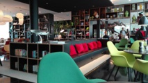 The Citizen M Paris-CDG provides work, relaxation, and eating areas on the ground floor - Photo : P.C. The Citizen M Paris-CDG provides work, relaxation, and eating areas on the ground floor - Photo : P.C.