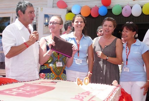 Sylvie Gleonec (Concarneau Voyages) a gagné un voyage dans un Eldorador. Ici aux côtés de Bernard Garcia (Afat), Isabelle Marigny (Club Med Jet Tours), Nadine Pawlak (Afat) et Muriel Sacoun (Club Med-Jet Tours).