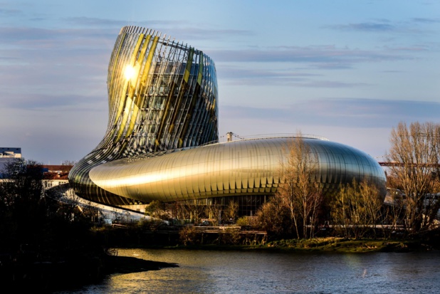 Au bord de la Garonne, la Cité du Vin un bâtiment à voir, à vivre, à visiter. Photo Anaka la Cité du Vin.