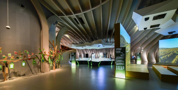 Entrée du parcours permanent. Photo Anaka la Cité du Vin. Entrée du parcours permanent. Photo Anaka la Cité du Vin.