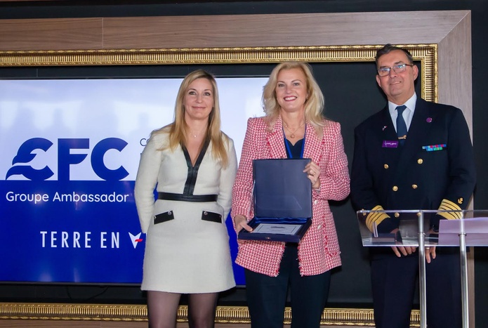 Maëlysse Pierrot-Guibourt (à gauche), présidente de CFC Croisières, lors de la remise de plaques entre la municipalité de Roubaix et le commandant du Renaissance @CFC Croisières