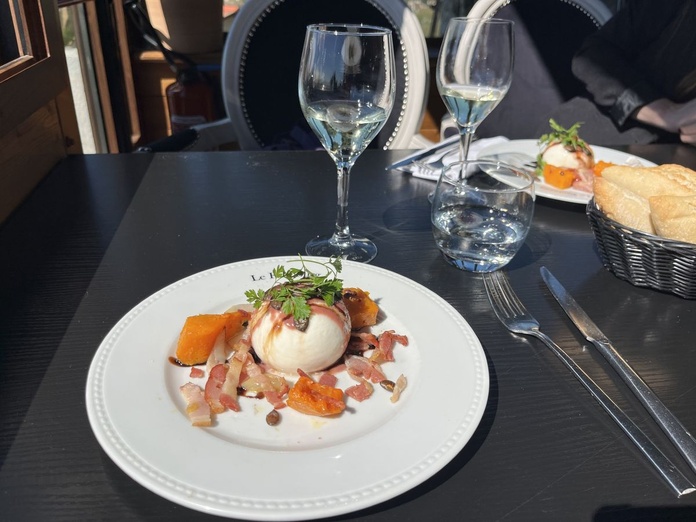 Au restaurant du Moulin d'Orgemont, on se régale en profitant d'une vue panoramique sur Paris - Photo : PB