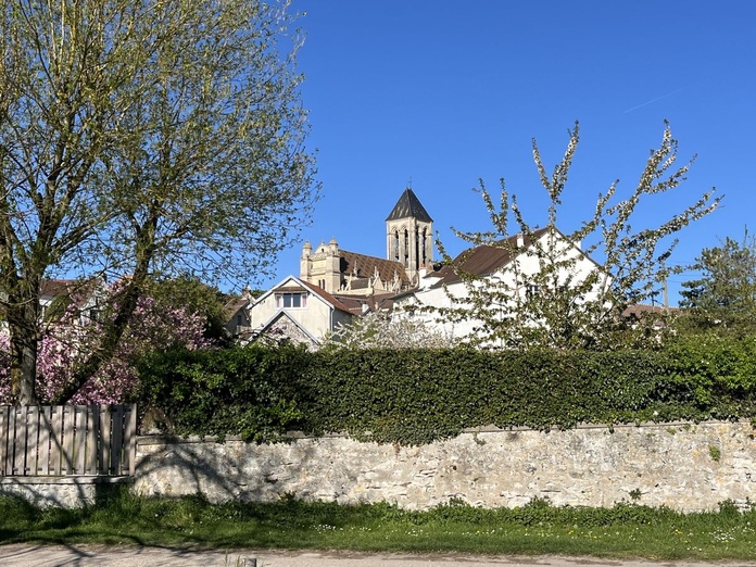 Vétheuil vu depuis les berges de la Seine, d'où Monet a peint une vue identique - Photo :  PB