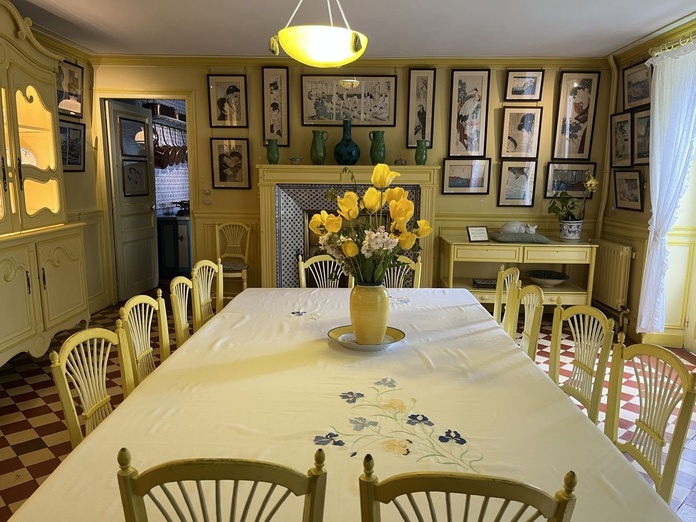 La salle à manger jaune de la maison de Giverny, avec au mur de multiples estampes japonaises - Photo : PB