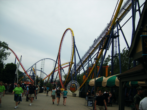 Cleveland vue du lac avec au centre, le bâtiment géométrique du Rock Cleveland vue du lac avec au centre, le bâtiment géométrique du Rock