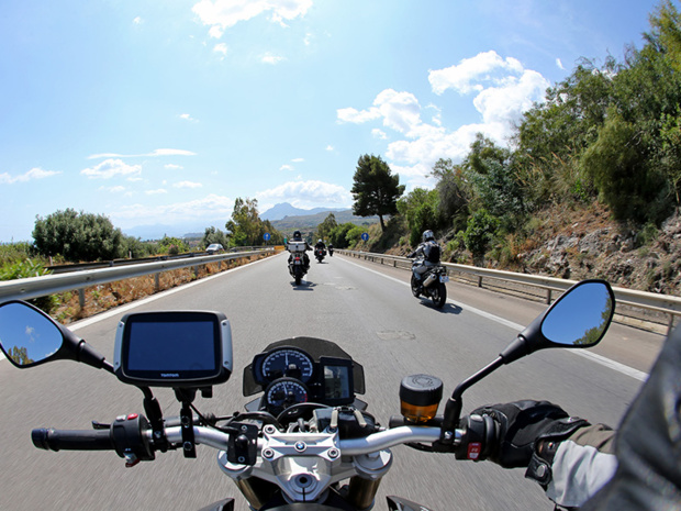 La route entre Palerme et Cefalu est droite et peu intéressante à moto, mais les reliefs laissent présager des routes plus amusantes pour la suite - DR : G.S.