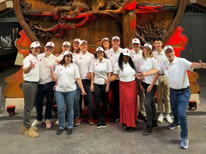 L'équipe de Kosmo Travel Groups avec à droite Ange Derment - Photo KTG L'équipe de Kosmo Travel Groups avec à droite Ange Derment - Photo KTG