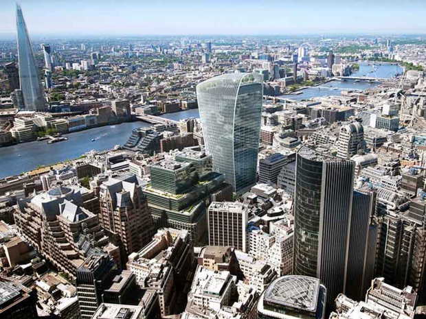 The Leadenhall Building ou « Cheese Grater » (la râpe à fromage) de la City et The Shard se font face de chaque côté de la Tamise The Leadenhall Building ou « Cheese Grater » (la râpe à fromage) de la City et The Shard se font face de chaque côté de la Tamise