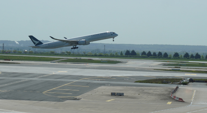 Au décollage de Paris et depuis le nouveau salon, l'A.350 de Cathay Pacific. Photo C.Hardin Au décollage de Paris et depuis le nouveau salon, l'A.350 de Cathay Pacific. Photo C.Hardin